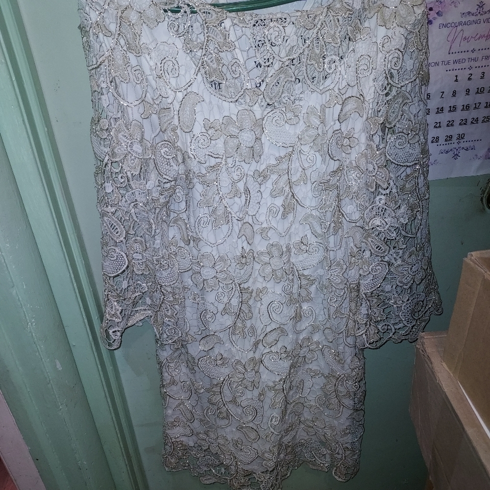 Dresses - Picture 3 of 3